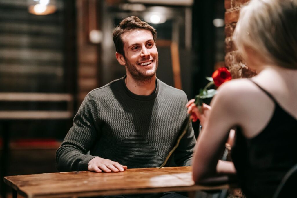 Egy férfi és egy nő randiznak egy éttermben