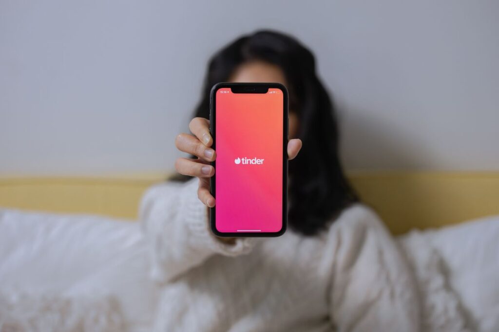 A Tinderezés miatt fordultak már pszichológushoz - egy nő épp a Tindert mutatja a telefonján