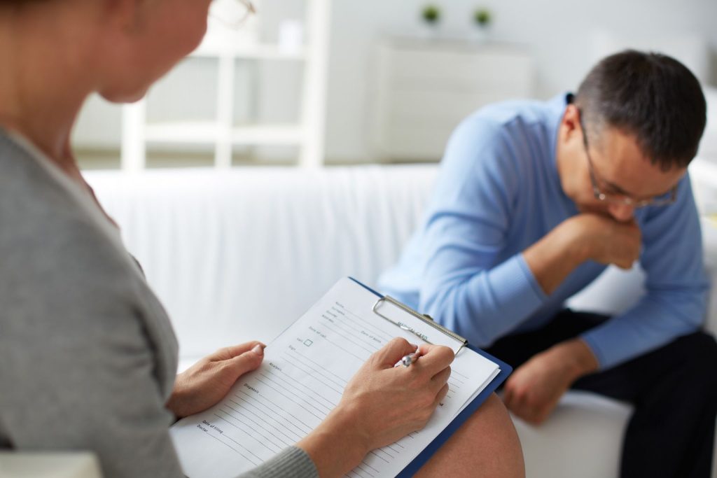 Mit lehet tenni, ha a szeretteink ellenzik a terápiát?